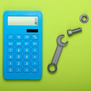 calculation-cost-repair-work-calculator-toy-wrench-green-background-top-view_175682-13789